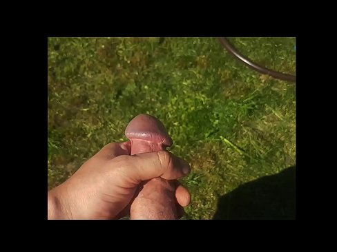 ❤️ Una guapa calenta es folla el seu cony rosa i es corre amb un esquitxat en un jardí d'estiu ❤❌ Porno dur a nosaltres ❌❤